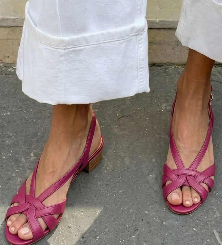 Sandalias Slingback Nude de Piel con Tiras Cruzadas y Tacón Bajo