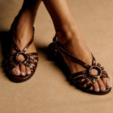 Gilbia - Sandalias Tachuelas Metálicas y Aberturas en Marrón Oscuro para Verano