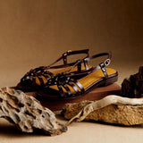 Gilbia - Sandalias Tachuelas Metálicas y Aberturas en Marrón Oscuro para Verano