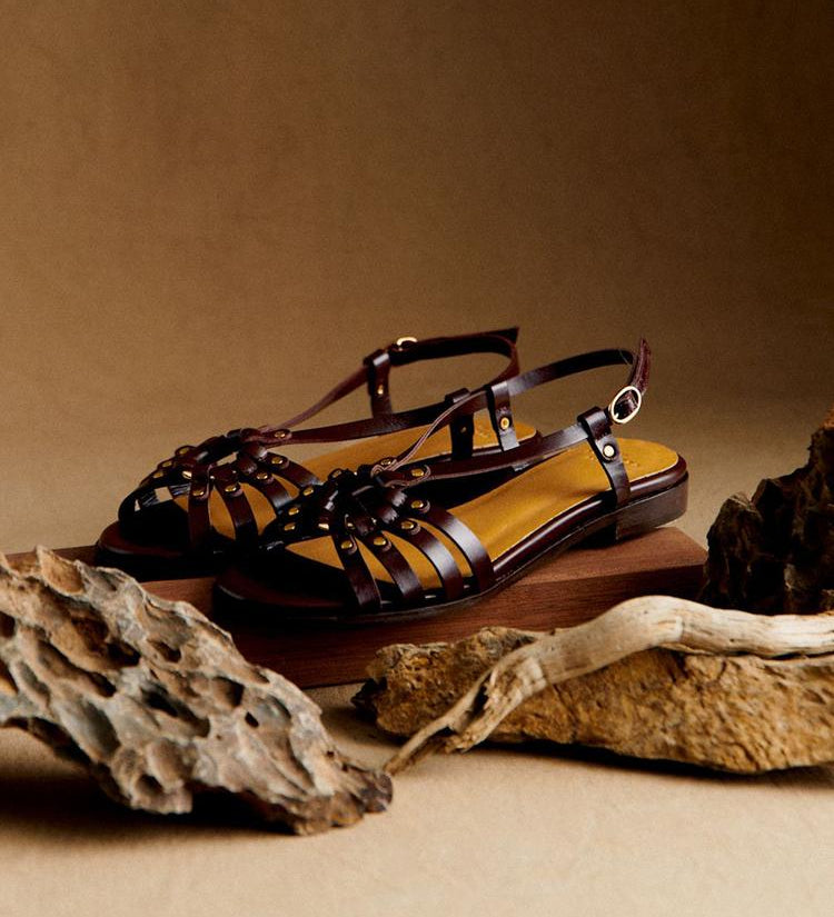 Gilbia - Sandalias Tachuelas Metálicas y Aberturas en Marrón Oscuro para Verano