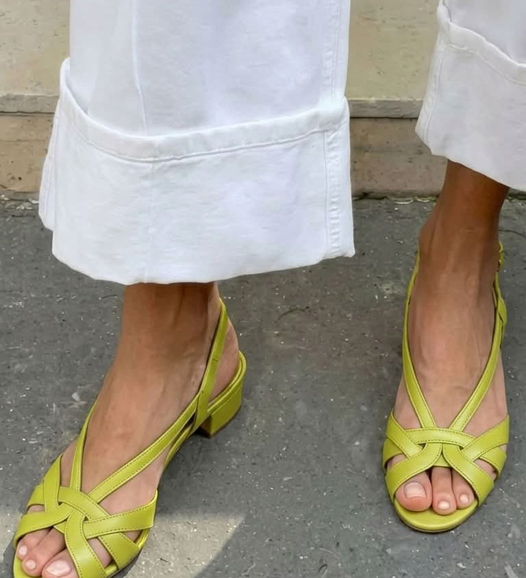 Sandalias Slingback Nude de Piel con Tiras Cruzadas y Tacón Bajo