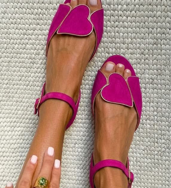 Sandalias Rosas de Punta Abierta con Tira al Tobillo y Motivo de Corazón