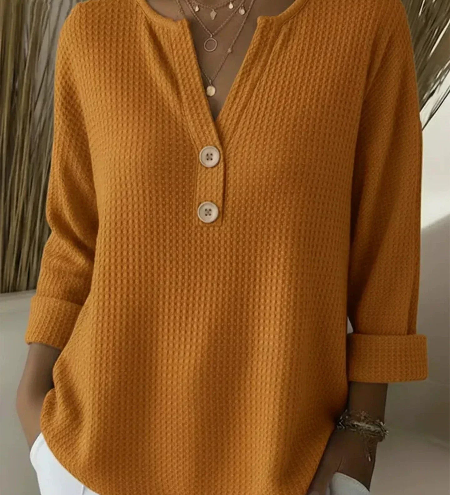 Lucía | Camiseta Henley Gofrada con Botones