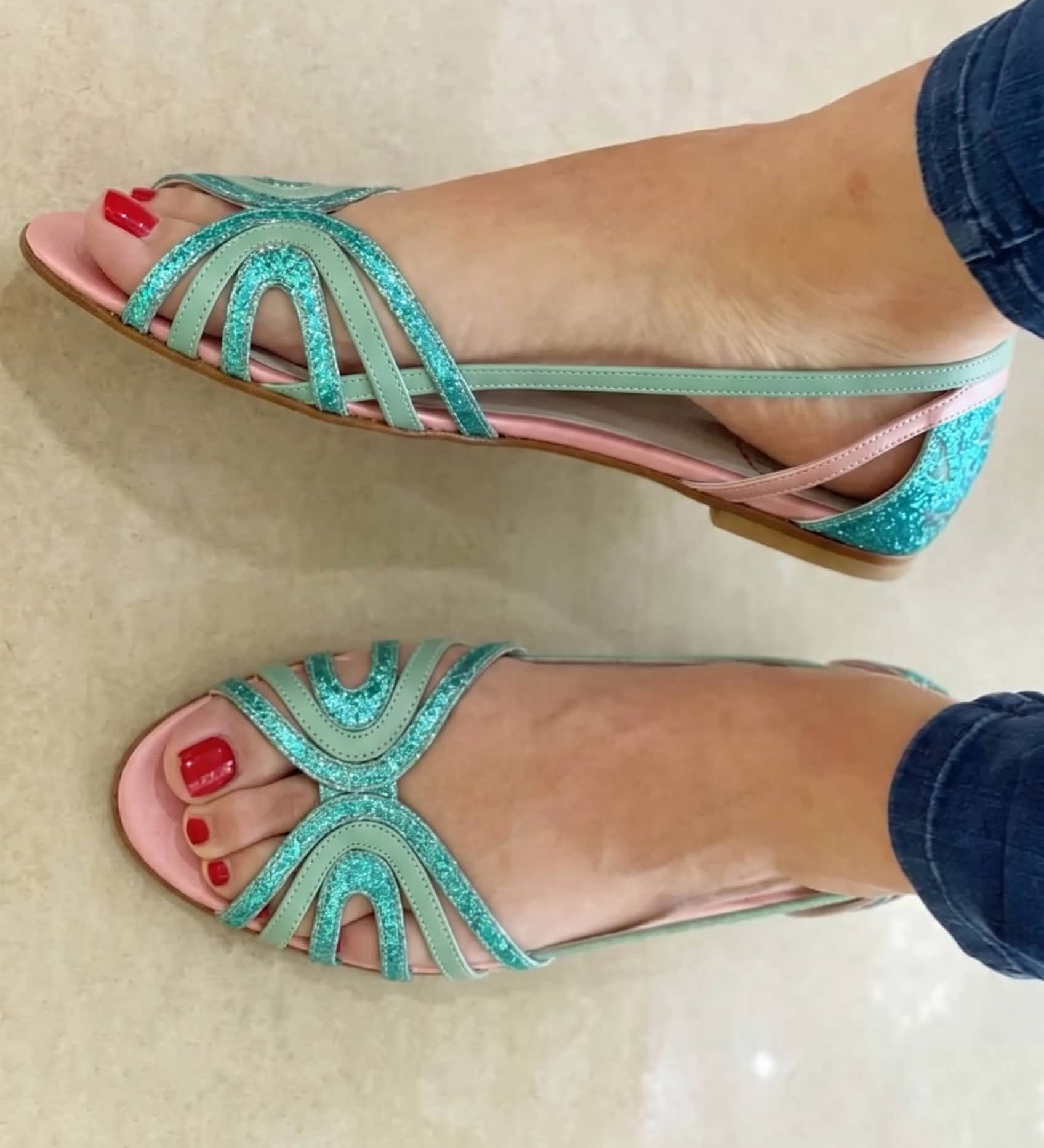 Genara - Sandalias con Punta Abierta y  Brillo Metálico