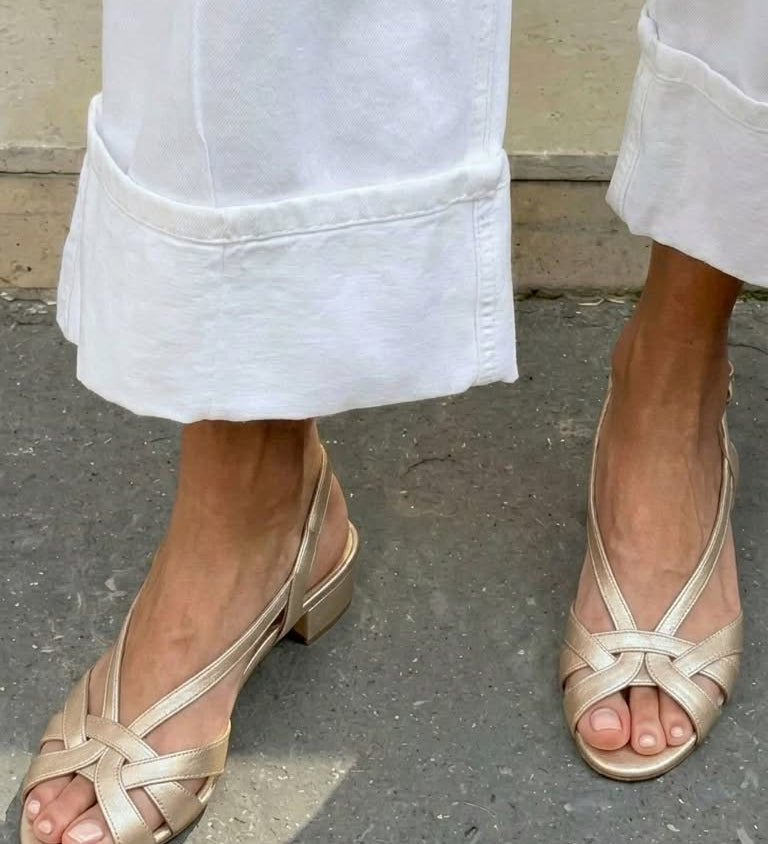 Sandalias Slingback Nude de Piel con Tiras Cruzadas y Tacón Bajo