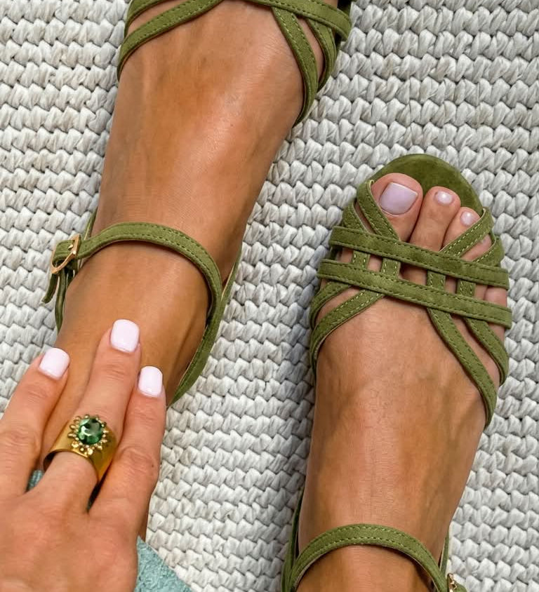 Sandalias de Ante Planas Cuero con Hebilla al Tobillo y Tiras Múltiples