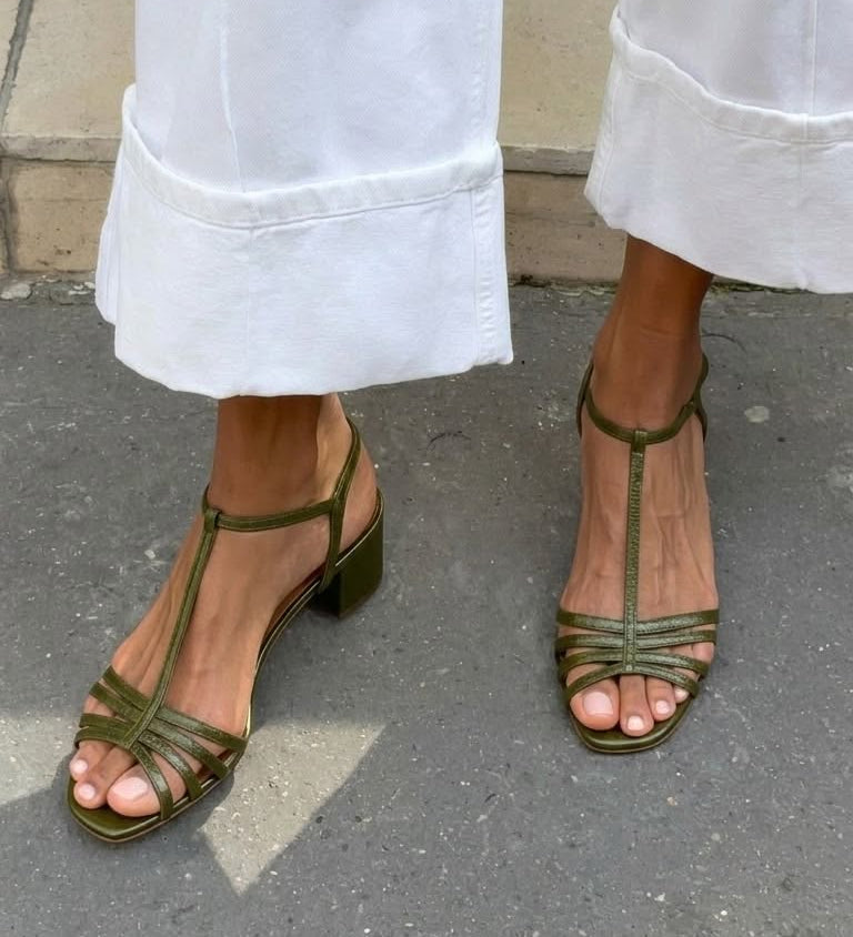Sandalias Metalizadas con Hebilla, Tira en T y Tacón de Bloque