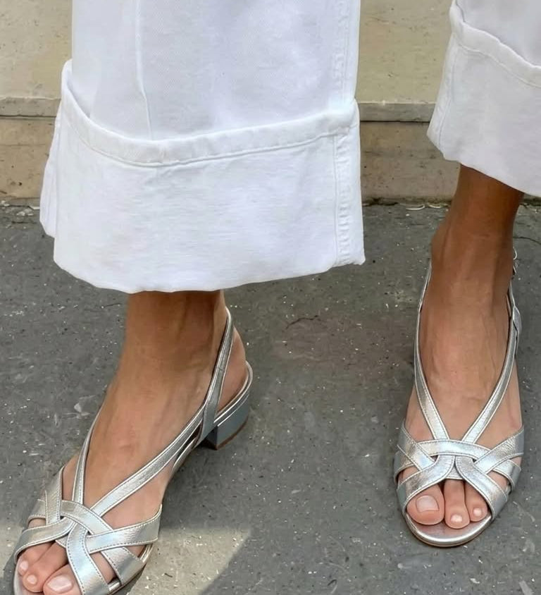Sandalias Slingback Nude de Piel con Tiras Cruzadas y Tacón Bajo