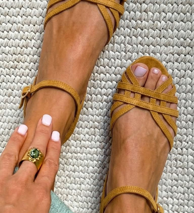 Sandalias de Ante Planas Cuero con Hebilla al Tobillo y Tiras Múltiples